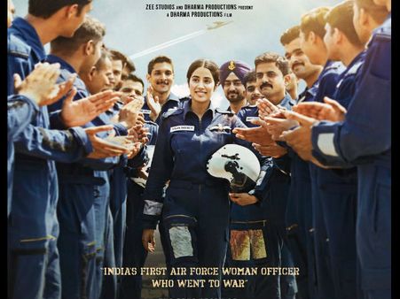 Netizens Share Their Opinions On Janhvi Kapoor's First Look From Gunjan Saxena!