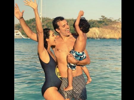 Lisa Haydon Announces Her Second Pregnancy; Flaunts Baby Bump In This Cute Picture!