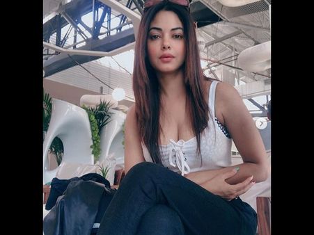 Priyanka Chopra's Cousin Meera Chopra BLASTS Hotel After Finding Maggots In Her Food; See Video!