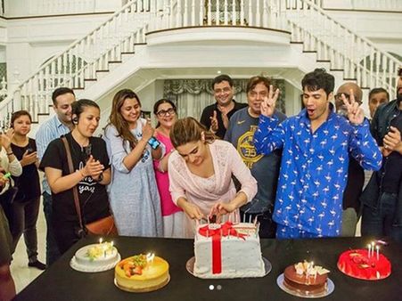 Sara Ali Khan Celebrates Birthday With Varun & Team 'Coolie No 1'; These Pictures Look Fun!