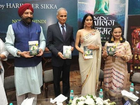 Janhvi Kapoor TROLLED For Holding Book Upside Down; Netizens Call Her 'Nadan Ladki'!