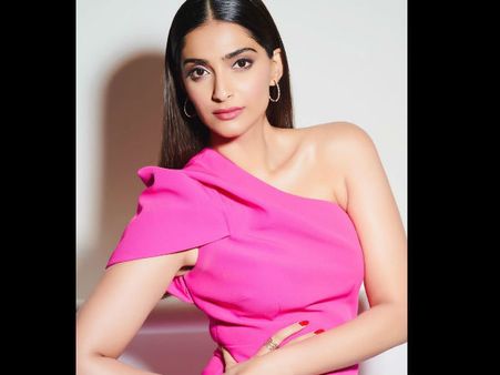 Sonam Kapoor Reacts Furiously As Fans Ask Her To Shift To Pakistan; Says She's 'Half Peshawari'