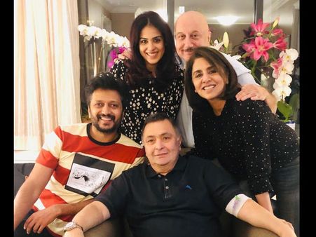 Anupam Kher, Riteish Deshmukh & Genelia D’Souza Get Together With Rishi & Neetu Kapoor In New York!