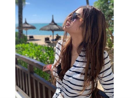 Nusrat Jahan & Nikhil Jain Enjoy A Honeymoon By The Sea! VIEW PIC!