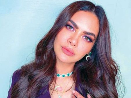 Esha Gupta Wishes ‘Happy Republic Day’ On Instagram; Trollers Strike With Hilarious Memes