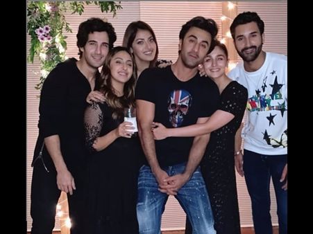 Alia Bhatt Gives A Tight Hug To Boyfriend Ranbir Kapoor & We're All Hearts Over Them!