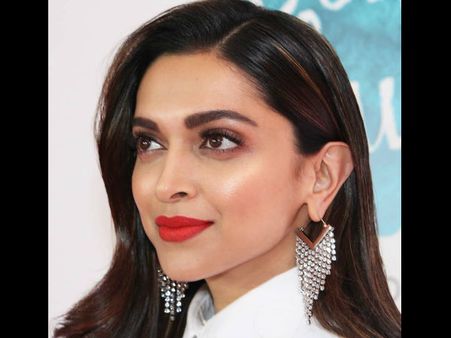 Oops Moment! Deepika Padukone FORGETS She's The Wife Of Ranveer Singh; Her Reaction Is Hilarious