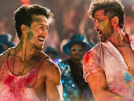 WOW! Dance Battle Between Hrithik Roshan And Tiger Shroff in War For Holi Song