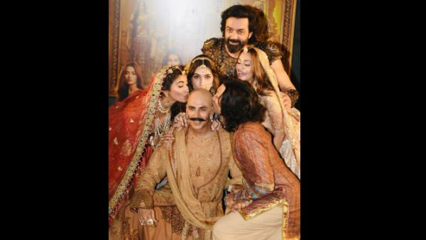 Akshay Kumar’s Housefull 4 Trailer Evokes The Funniest Memes On The Internet!