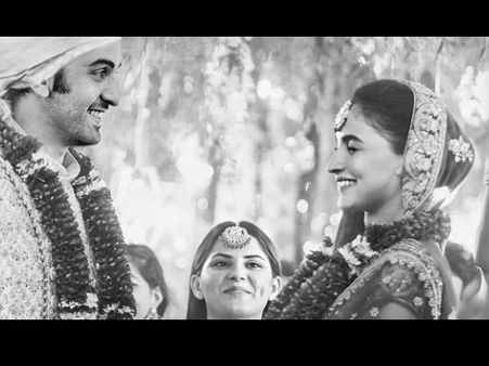 Alia Bhatt-Ranbir Kapoor's FAKE WEDDING Picture Goes Viral!