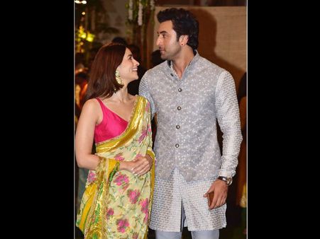 AWKWARD PIC: Ranbir Kapoor Looks LEAST INTERESTED In Alia Bhatt; Trolls Call Them A 'Fake Couple'