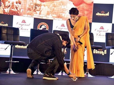 Sudeep Cleans The Floor At Pailwaan Press Meet; Proves He's A Hero In Real Life Too!