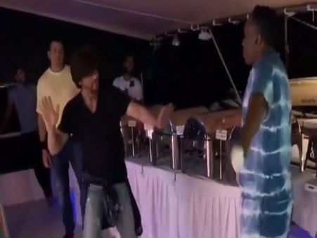 Shahrukh Khan Dances With Dwayne Bravo For ‘Lungi Dance'