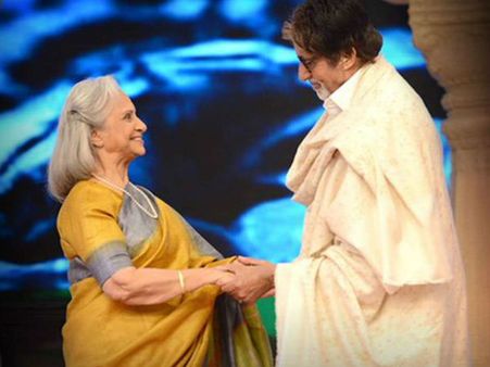 Amitabh Bachchan RAN To Waheeda Rehman With Her Juttis When She Was Shooting Bare Feet In A Desert!