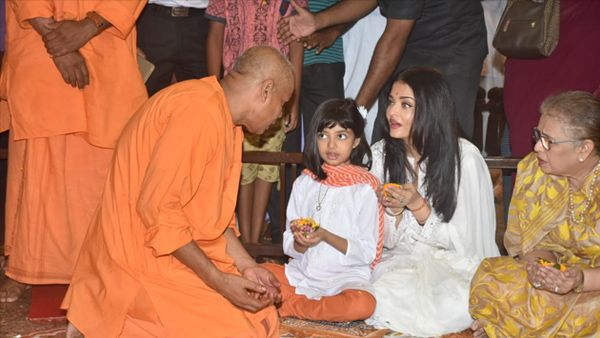 Aishwarya Rai Bachchan Celebrates Dussehra With Daughter Aaradhya; Their Twinning Pics Are Adorable!