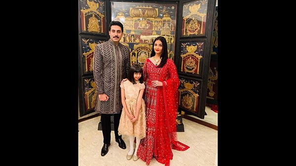 Aaradhya Bachchan's Cute Smile Steals The Show As She Poses With Aishwarya & Abhishek!