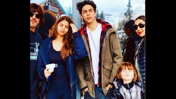 Shah Rukh Khan, Wife Gauri Khan & Kids Aryan, AbRam & Suhana Squeeze Memories Into A Frame!