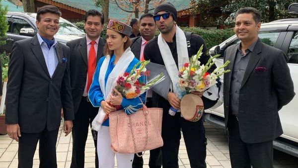 Cute Picture: Lovebirds Ranbir Kapoor And Alia Bhatt Receive A Warm Welcome In Manali