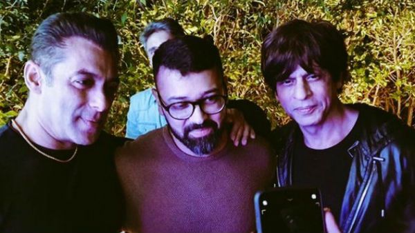 Shah Rukh Khan’s Inside Picture From Salman Khan’s Birthday Bash Has Us Singing ‘Ye Bandhan Toh…’