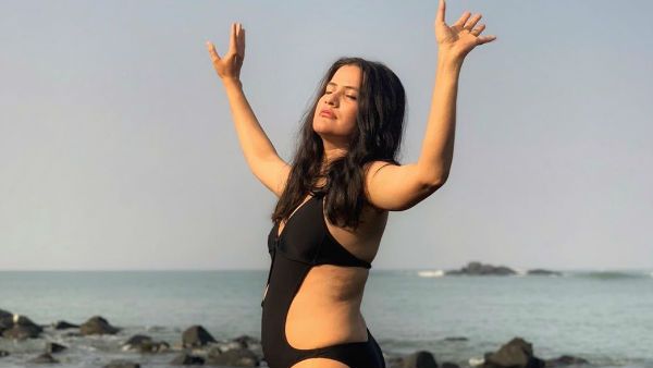 Sona Mohapatra Gets Slut-shamed For Sharing Her Swimsuit Pics; Shuts Up Trolls Like A Boss!