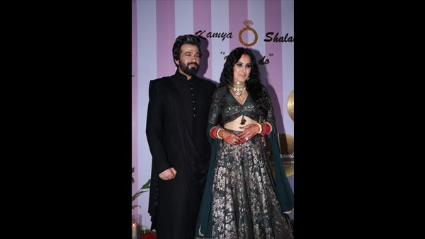 Kamya Panjabi-Shalabh Dang Reception: Actress Looks Stunning In Dark Green-Golden Lehenga (PICS)