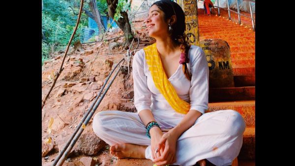 Janhvi Kapoor Gets Praised For Following Sridevi’s Footsteps!