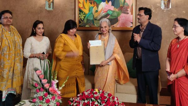Waheeda Rehman Honoured With Kishore Kumar Award By Madhya Pradesh Government, See Pics