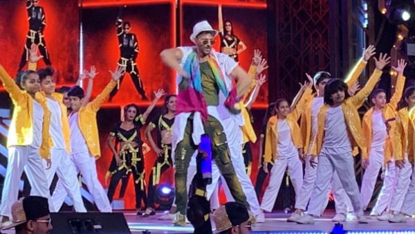Zee Cine Awards 2020: Hrithik Roshan Grooves On Ghungroo; Sara Ali Khan Shakes A Leg With Govinda