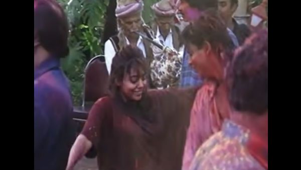 Shah Rukh Khan And Gauri Khan Dance Like There’s No Tomorrow In A Holi Throwback Video From 2000