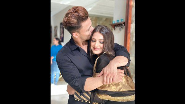 Himanshi Khurana Claims Someone Tried Hacking Her Twitter Account; Beau Asim Riaz Reacts!