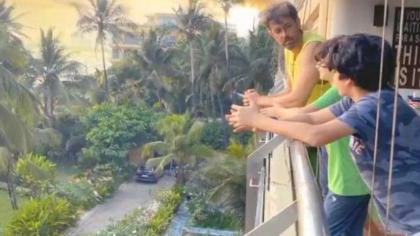 Hrithik Roshan Gives Superhero Reply To A Fan Who Suspected He Was Smoking In Viral Photo!