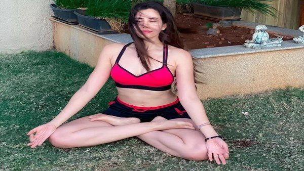 Sonnalli Seygall Motivates Fans To Do Yoga During These Lazy Lockdown Days