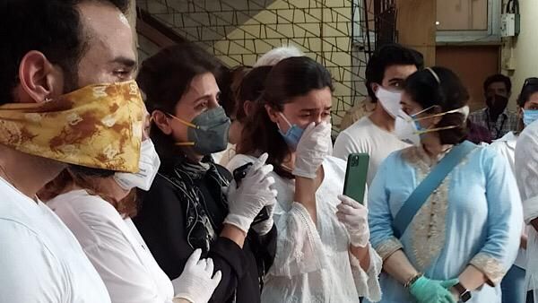 Rishi Kapoor’s Funeral: Alia Bhatt Held Up Her Phone During The Final Rites For This Reason?