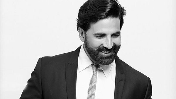 GOQii Ambassador Akshay Kumar Donates 1000 Wrist Bands With Sensors To Mumbai Police!