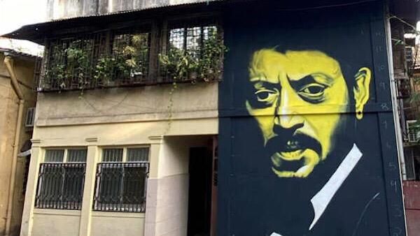 Irrfan Khan’s Mural In Mumbai Spotted By ‘The Lunchbox’ Actress Nimrat Kaur