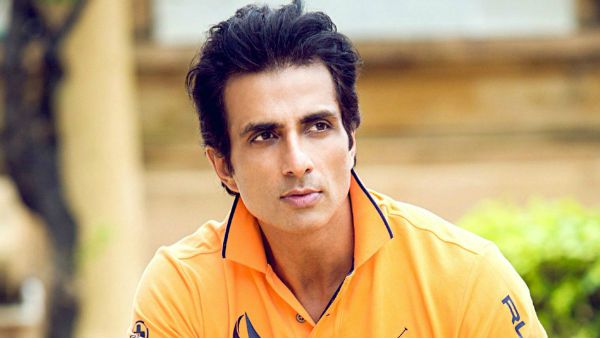 A Fan Performs Aarti Of Sonu Sood's Picture After Reuniting With His Mother; The Actor Reacts Humbly