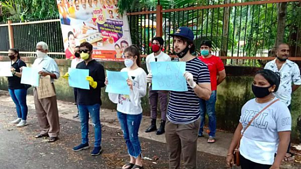 Hamari Bahu Silk’s Zaan Khan Leads Protest Outside Producer’s Building Over Non-Payment Of Dues