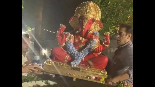 Salman Khan Performs Ganpati Visarjan With His Family And Friends; See Inside Pictures And Videos