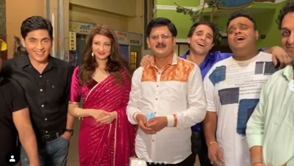 Bhabi Ji Ghar Par Hain Team Bids Farewell To Saumya Tandon; Sings 'Abhi Na Jao Chod Kar'