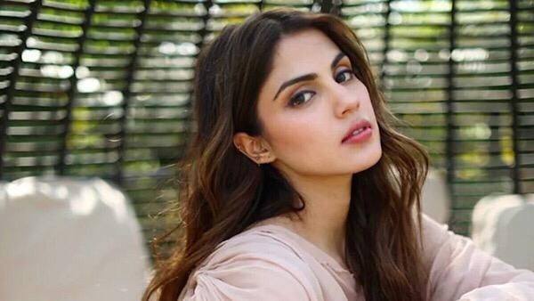 Netizens Slam Rhea Chakraborty Supporters With Their Memes As 'Justice For Rhea' Trends On Twitter!