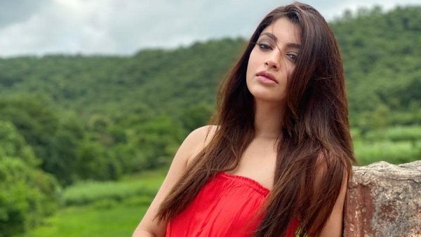 Akanksha Puri's Father Undergoes Surgery; Actress Says He Is Feeling Better Now