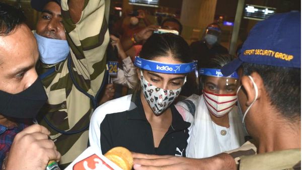 Netizens Shame Media For Creating Chaos Around Sara Ali Khan & Amrita Singh At The Mumbai Airport