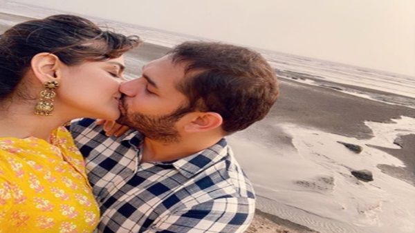 Mamangam Star Prachi Tehlan & Hubby Rohit Saroha Make Their Mumbai Beach Visit Memorable With A Kiss