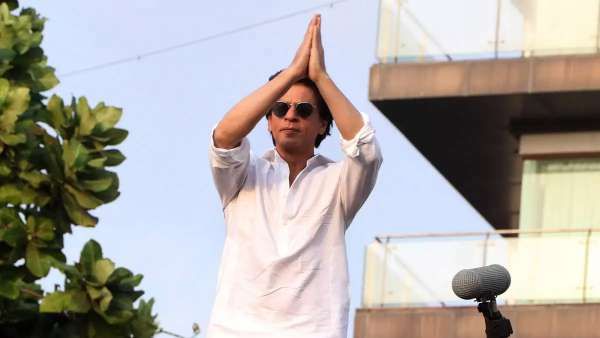 Shah Rukh Khan's Witty Reply To Fan Asking About Selling Mannat Is Winning The Internet
