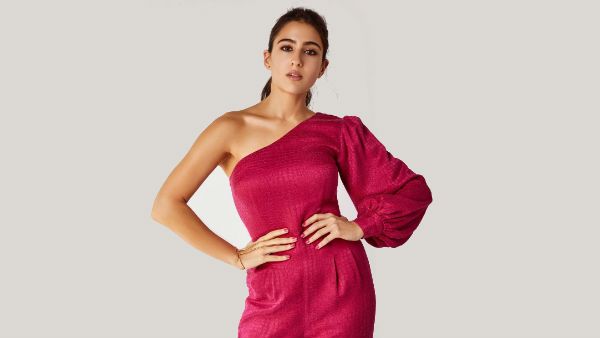 Sara Ali Khan Corrects Paparazzi After Being Asked For 'Namaste Waala Pose'; Says It's Not A Pose