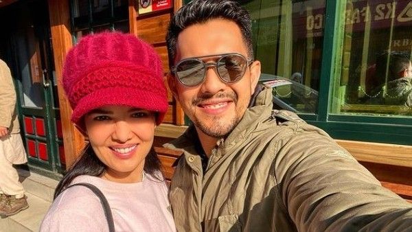 Aditya Narayan And Shweta Agarwal Jet Off To Kashmir For Their Honeymoon (PIC)