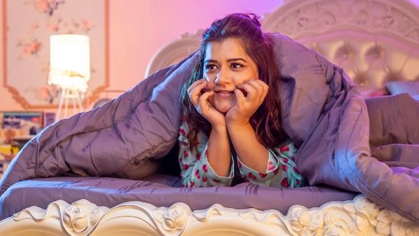 Coolie No 1 Actress Shikha Talsania Defends Varun Dhawan-Sara Ali Khan's Film Against Negative Reviews