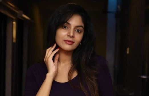 Sanam Shetty In Love; Shares Picture Of A Mystery Man Holding Her Hand!
