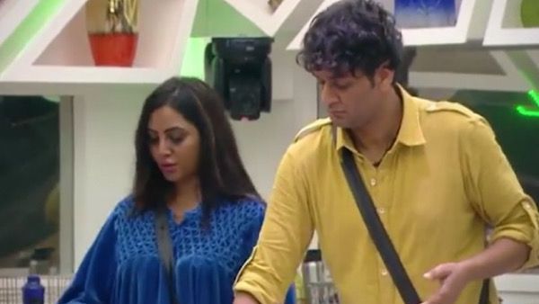 BB 14: Arshi Khan's Family Upset With Blackmail Claims; To Send Defamation Notice To Vikas Gupta & His Mother