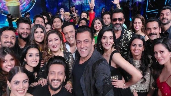 Indian Pro Music League: Salman Khan Poses With Govinda, Shraddha Kapoor, Rajkummar & Others For Grand Selfie